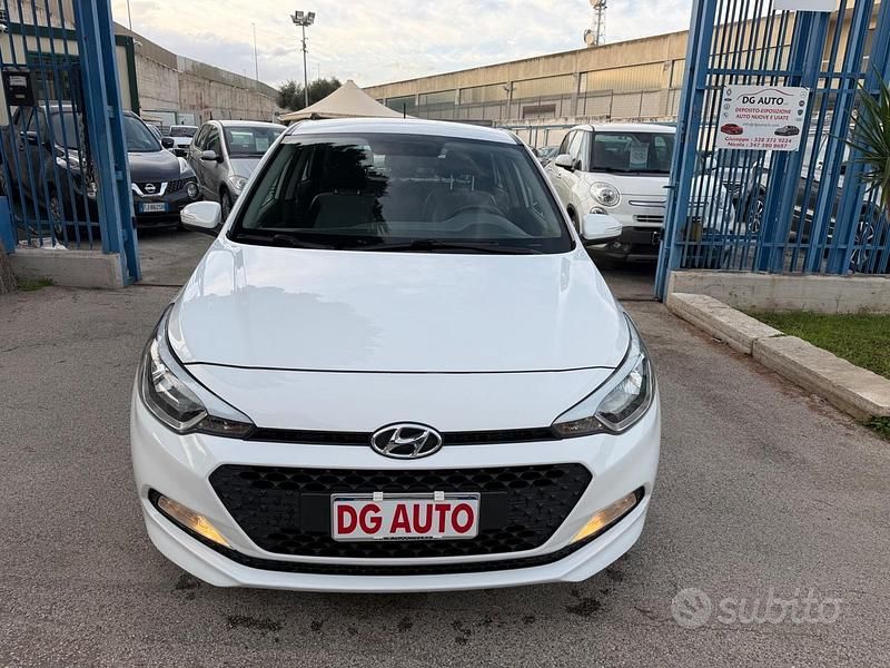 Usata Hyundai i20 75 CV (55 kW) 2015 Bianco Berlina