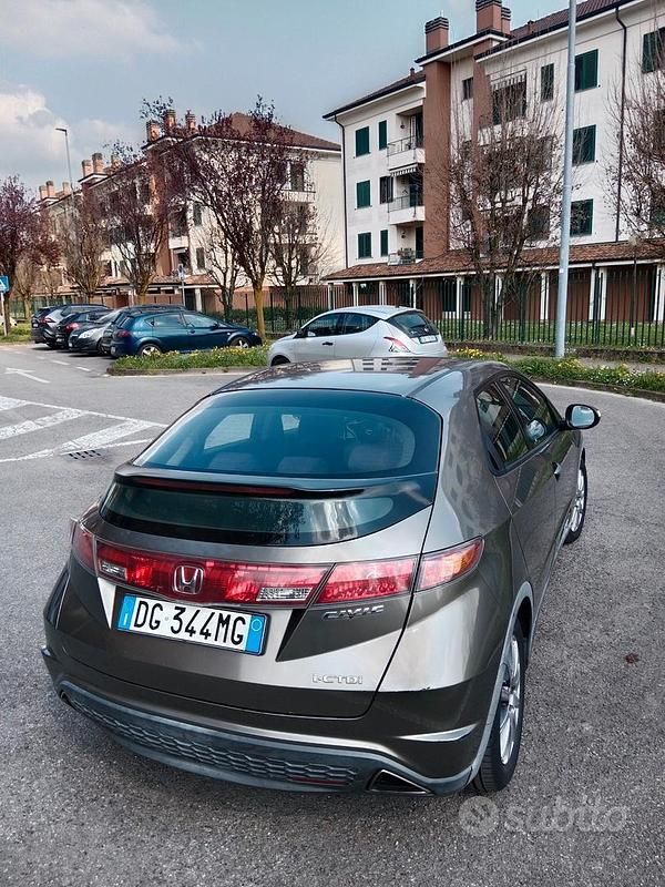 Usata Honda Civic Comfort 140 CV (102 kW) 2007 Grigio Berlina