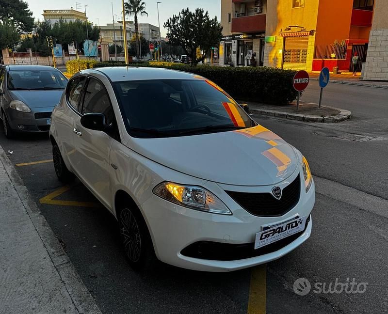 Usata Lancia Ypsilon Gold 69 CV (50 kW) 2019 Bianco Utilitaria