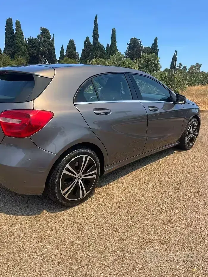 Usata Mercedes A180 109 CV (80 kW) 2014 Grigio Utilitaria