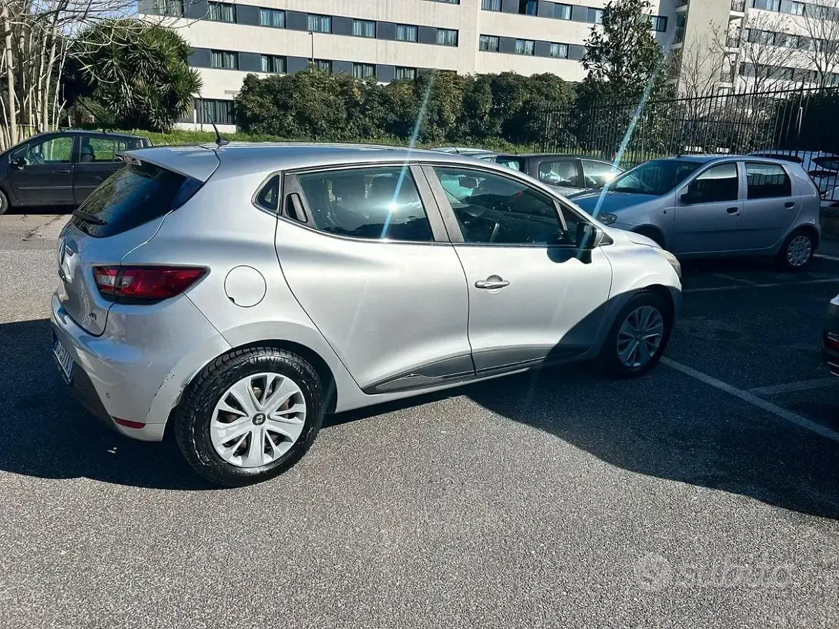 Usado Renault Clio IV 75 CV (55 kW) 2017 Gris Utilitario