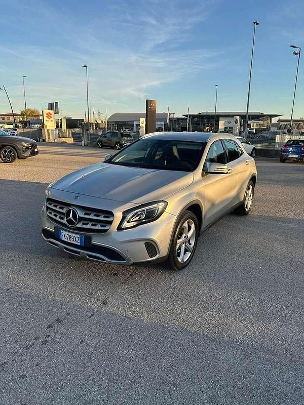 Argento Usata 2017 Mercedes GLA200 SUV | 17.900 € (Buon prezzo) - Immagine 1/4