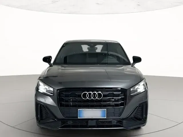 Usata Audi Q2 Comfort 150 CV (110 kW) 2023 Grigio daytona perlato SUV