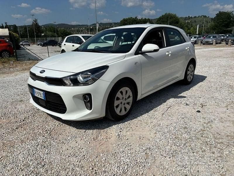 Bianco Usata 2017 Kia Rio Active Tre volumi | 7900 € (Buon prezzo) - Immagine 1/4