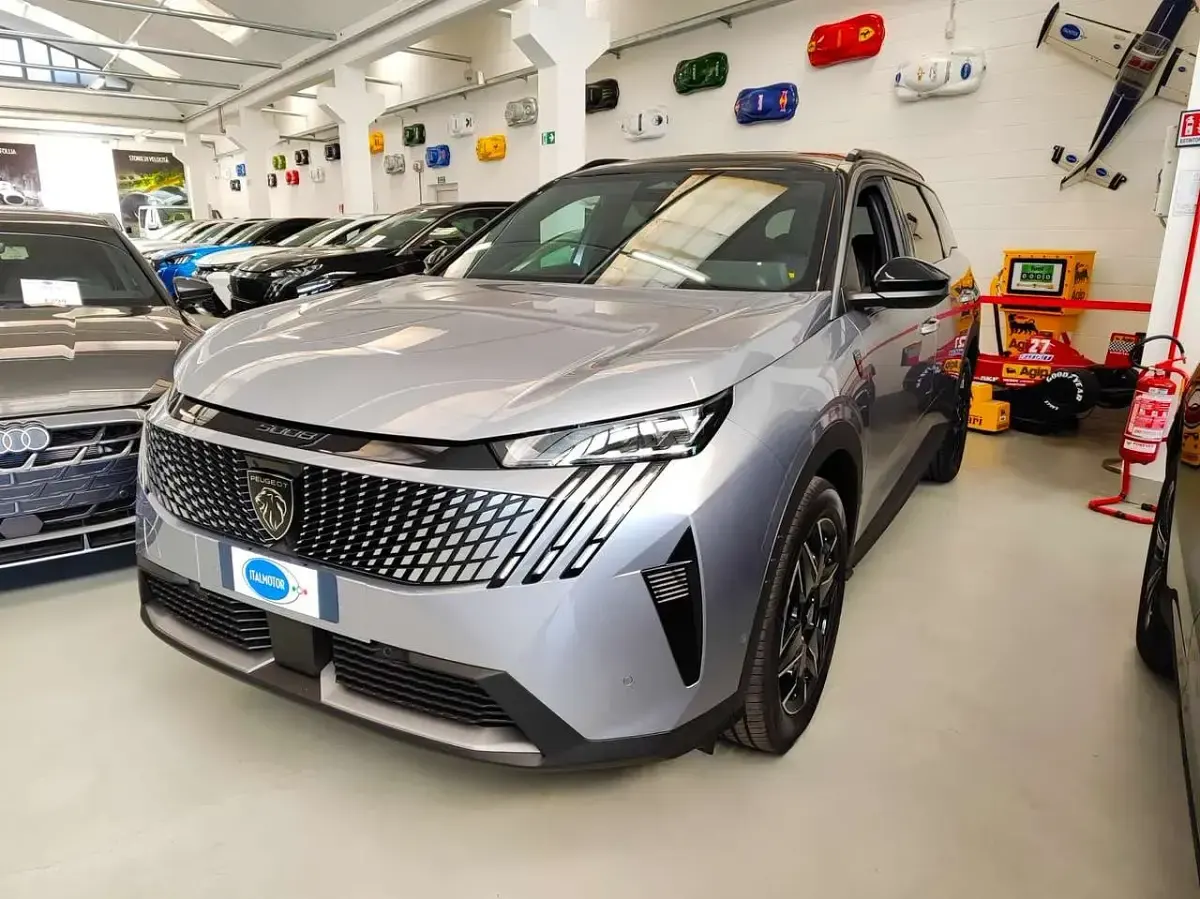 Nuova Peugeot 5008 GTi 136 CV (100 kW) 2026 Grigio artense SUV