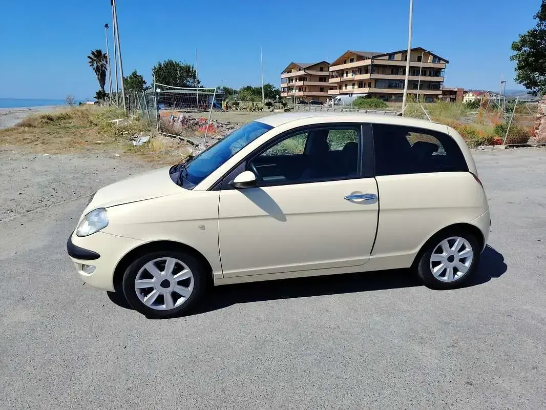 Usata Lancia Ypsilon 60 CV (44 kW) 2004 Bianco Utilitaria