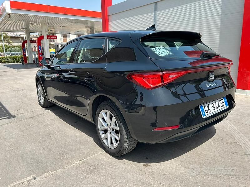 Usata Seat Leon 90 CV (66 kW) 2022 Grigio Berlina