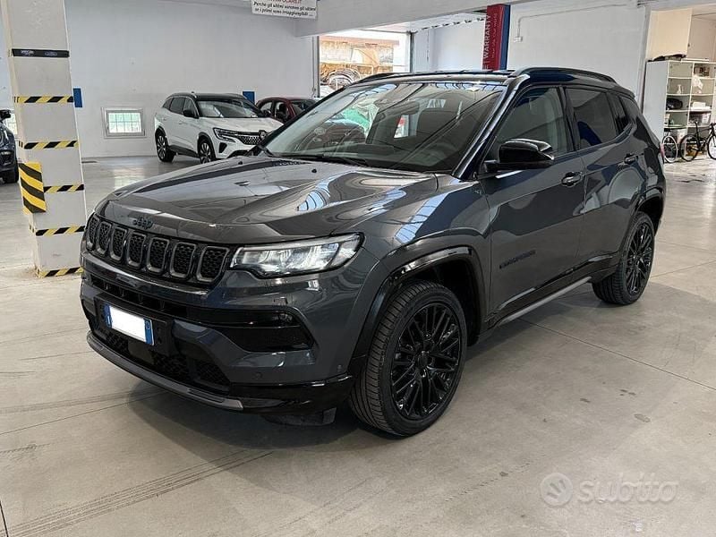 Usata Jeep Compass 240 CV (176 kW) 2023 Grigio metallizzato SUV