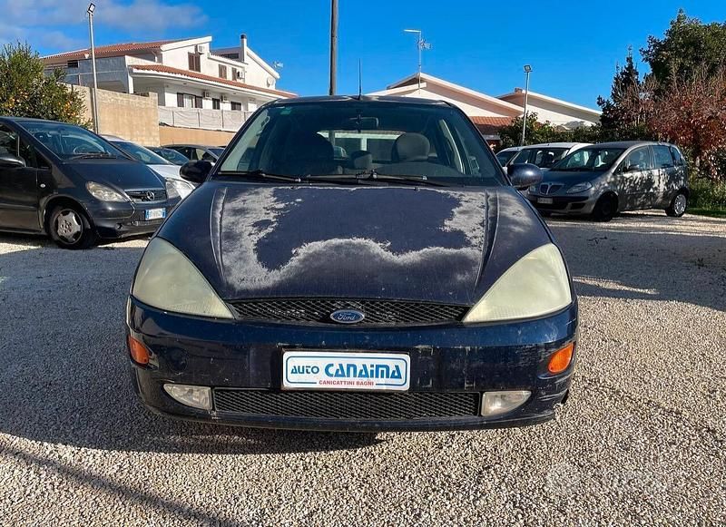 Begagnad Ford Focus 90 HK (66 kW) 2000 Blå Kombi