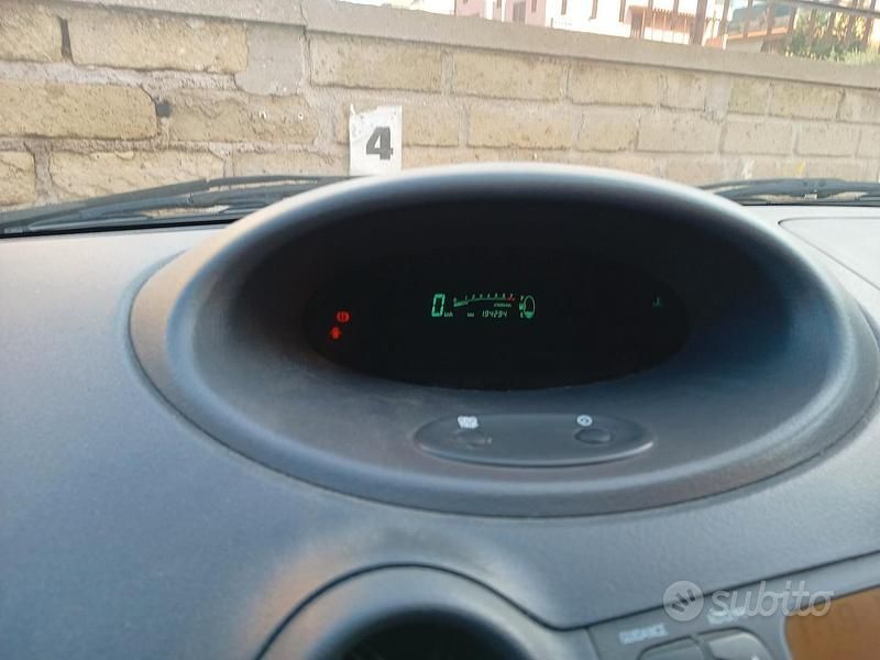 Usata Toyota Yaris Sol 68 CV (50 kW) 1999 Grigio Berlina