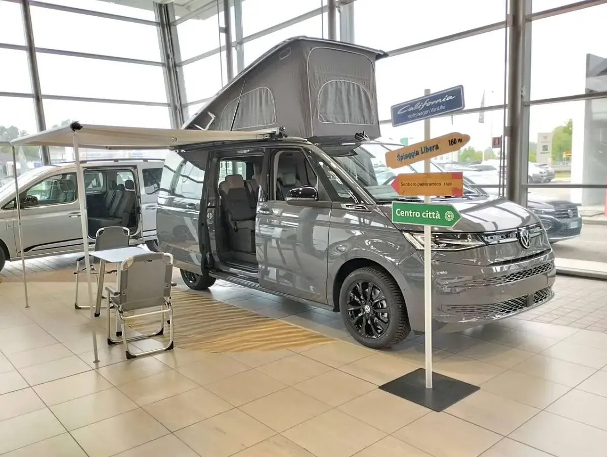 Nuova VW California Beach 150 CV (110 kW) 2026 Pure grey  tetto deep black Furgone