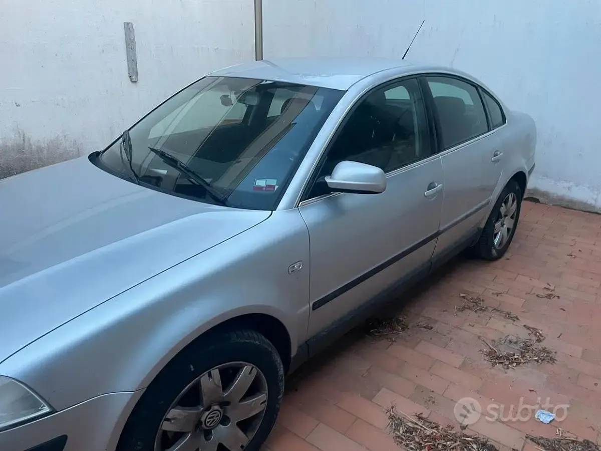 Usata VW Passat 130 CV (95 kW) 2001 Grigio Berlina