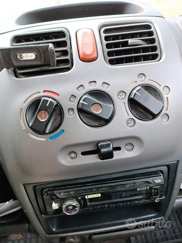 Usata Opel Agila 75 CV (55 kW) 2004 Grigio Monovolume