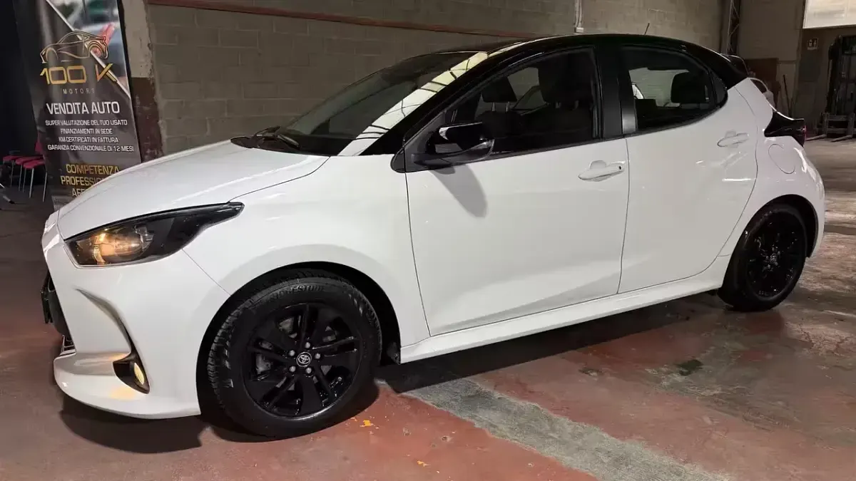 Usata Toyota Yaris Hybrid Business Edition 92 CV (67 kW) 2021 Bianco Berlina