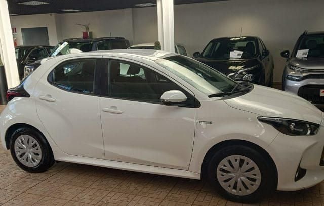 Usata Toyota Yaris Hybrid Active 73 CV (53 kW) 2020 Bianco Berlina