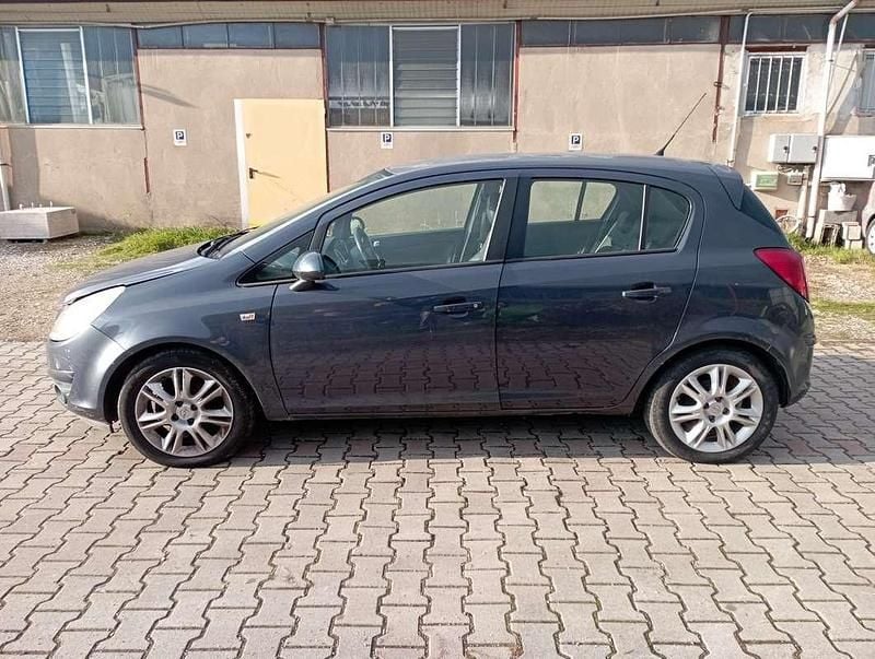Usata Opel Corsa Cosmo 75 CV (55 kW) 2008 Berlina