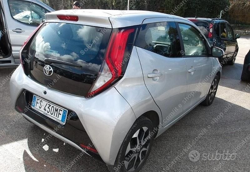Usata Toyota Aygo 72 CV (52 kW) 2018 Grigio Utilitaria