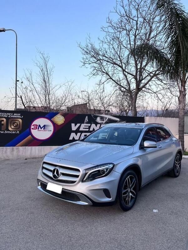 Grigio metallizzato Usata 2015 Mercedes GLA220 Premium SUV | 14.999 € (Buon prezzo) - Immagine 1/4