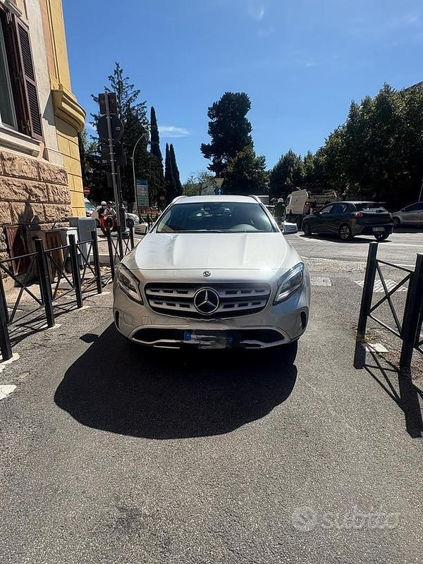 Argento Usata 2018 Mercedes GLA180 SUV | 19.500 € (Buon prezzo) - Immagine 1/4