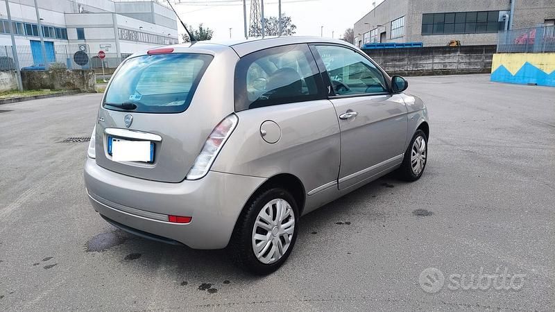 Usata Lancia Ypsilon 69 CV (50 kW) 2011 Viola Utilitaria