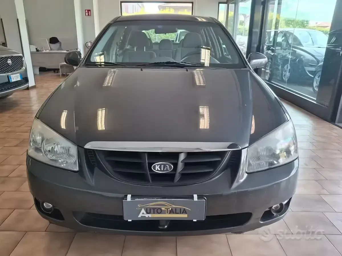 Usata Kia Cerato 102 CV (75 kW) 2005 Grigio Berlina