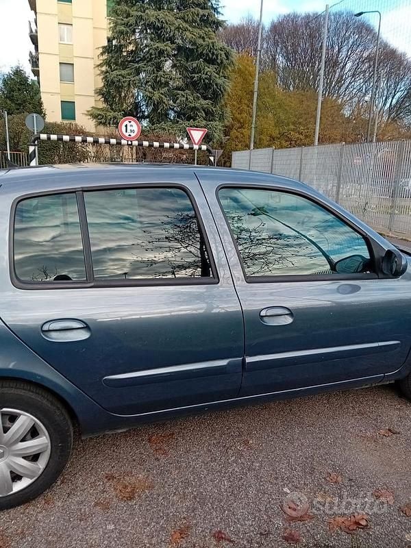 Usata Renault Clio II 75 CV (55 kW) 2007 Grigio Berlina