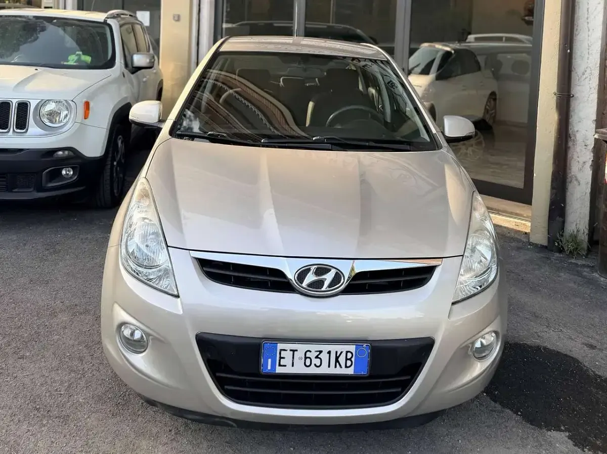 Usata Hyundai i20 Comfort 77 CV (56 kW) 2011 Grigio Utilitaria