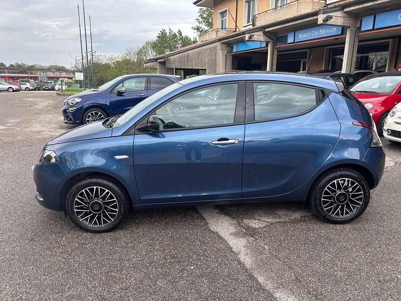 Usata Lancia Ypsilon Platinum 69 CV (50 kW) 2024 Blu Utilitaria
