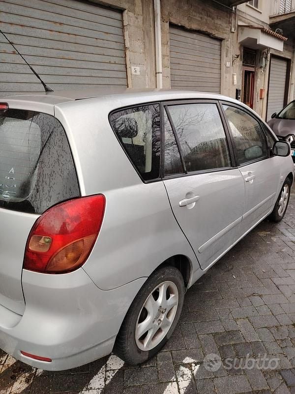 Usata Toyota Corolla Verso 2004 Grigio Monovolume