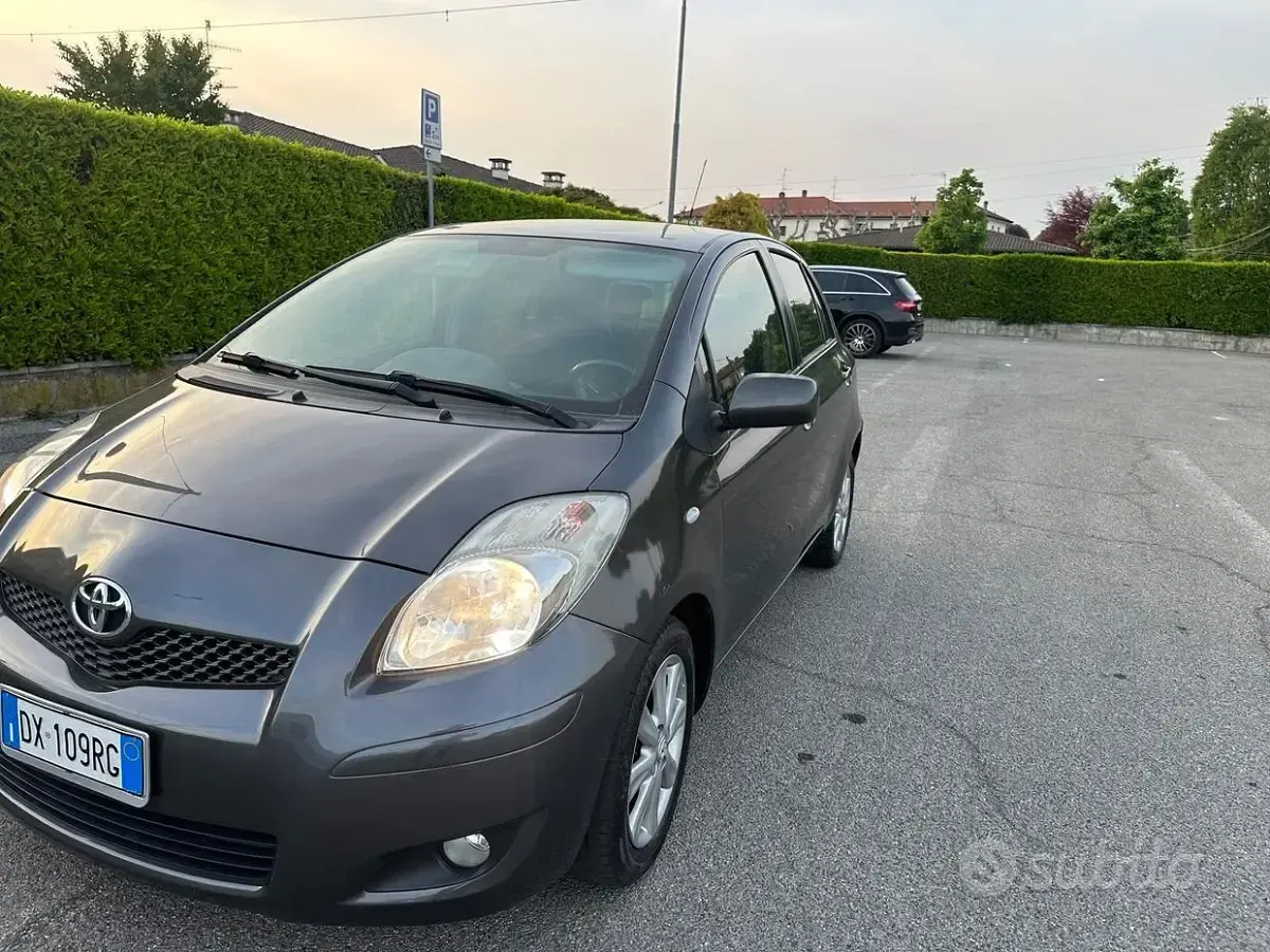 Usata Toyota Yaris Sol 90 CV (66 kW) 2009 Grigio Utilitaria