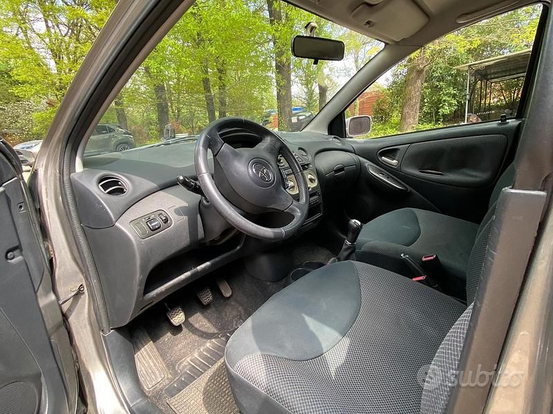 Usata Toyota Yaris Sol 65 CV (47 kW) 2005 Grigio Berlina