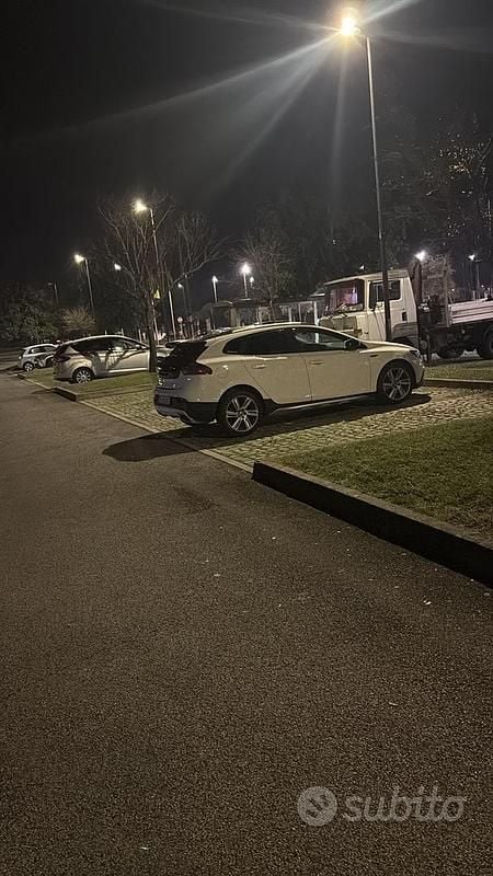 Usata Volvo V40 2015 Bianco Utilitaria