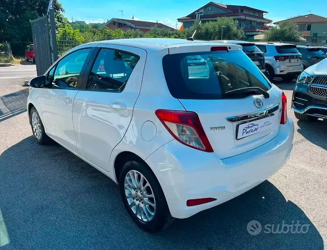 Usata Toyota Yaris Lounge 90 CV (66 kW) 2013 Bianco Utilitaria