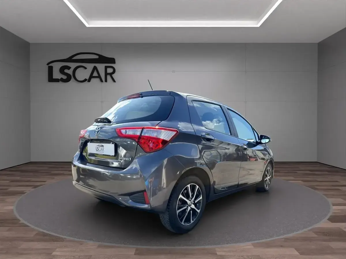 Usata Toyota Yaris Hybrid Active 73 CV (53 kW) 2018 Grigio Berlina