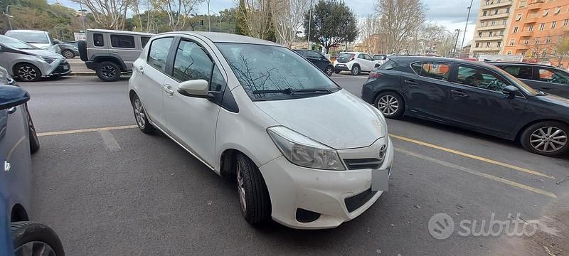 Usata Toyota Yaris 90 CV (66 kW) 2012 Bianco Utilitaria