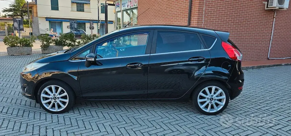 Usata Ford Fiesta Titanium 75 CV (55 kW) 2015 Nero Utilitaria