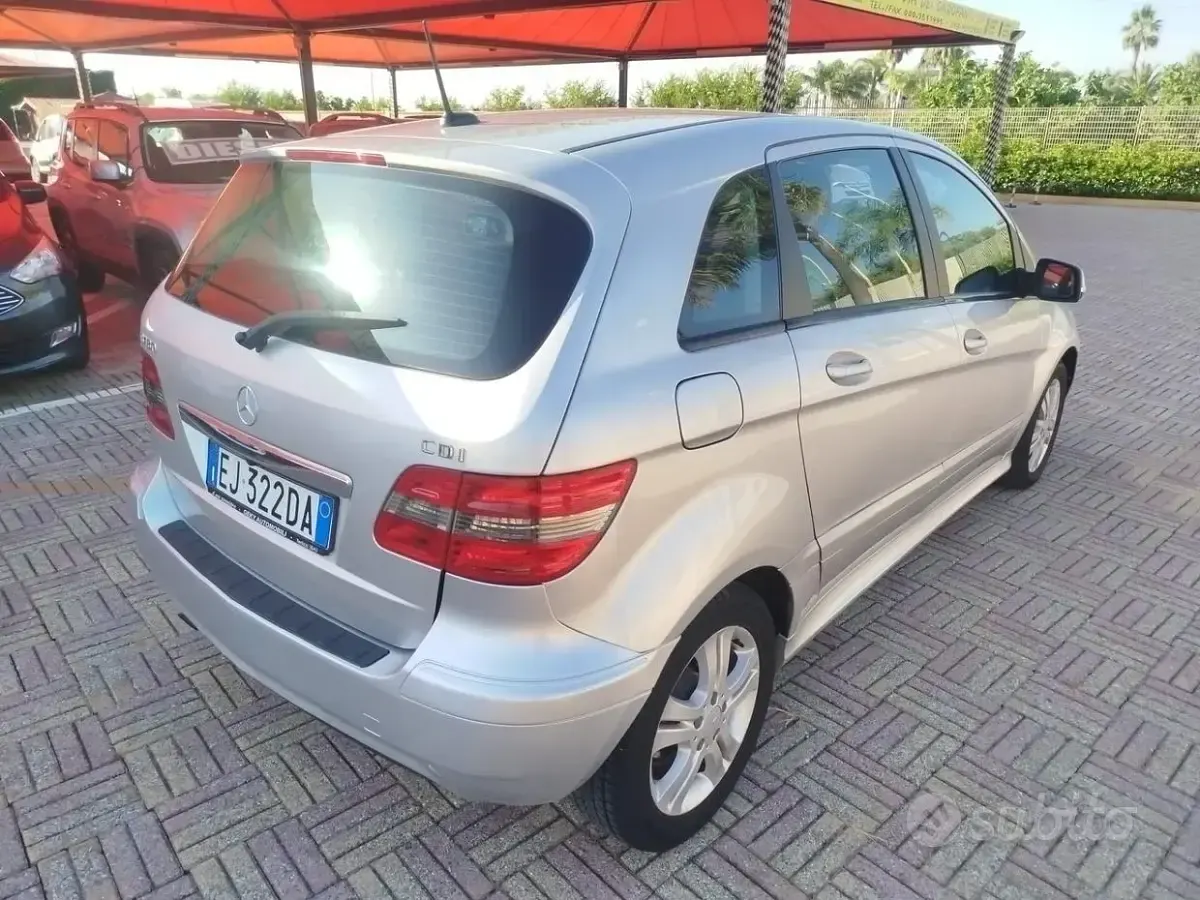 Usata Mercedes B180 Executive 109 CV (80 kW) 2011 Grigio Utilitaria