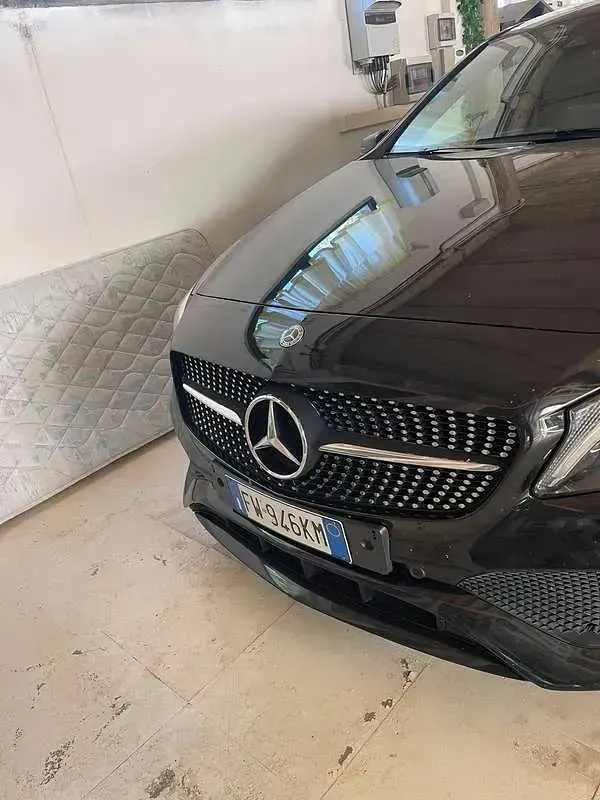 Usata Mercedes A200 Premium 140 CV (102 kW) 2018 Nero Monovolume