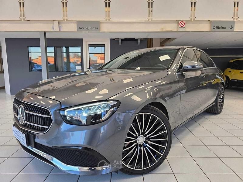 Usata Mercedes E220 Business 194 CV (142 kW) 2021 Grigio Berlina