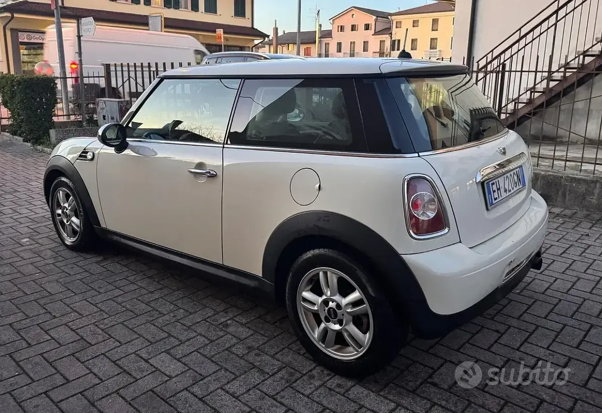 Usata Mini Cooper 75 CV (55 kW) 2011 Beige Utilitaria