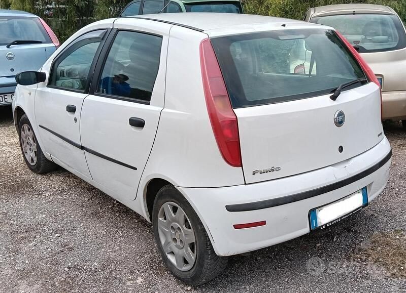 Usata Fiat Punto Dynamic 69 CV (50 kW) 2004 Bianco Utilitaria