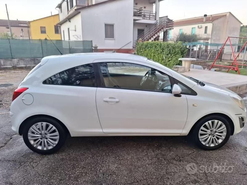 Usata Opel Corsa 75 CV (55 kW) 2011 Bianco Utilitaria