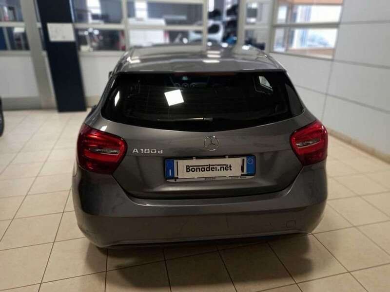 Usata Mercedes A180 Business 109 CV (80 kW) 2018 Grigio Berlina