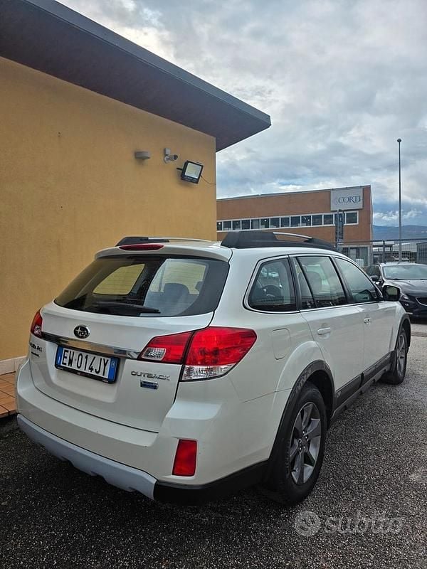 Usado Subaru Outback Trend 150 CV (110 kW) 2014 Blanco Familiar
