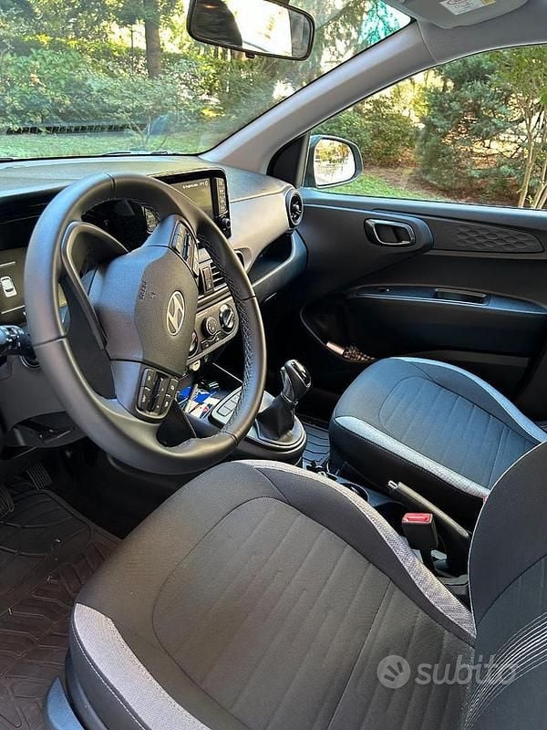 Verde Nuova 2025 Hyundai i10 Due volumi | 16.500 € - Immagine 1/4