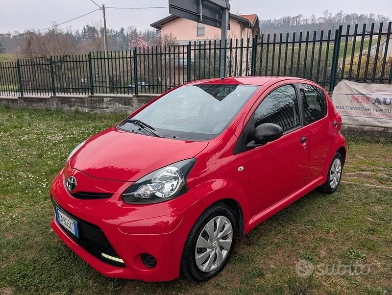 Usata Toyota Aygo Lounge 68 CV (50 kW) 2012 Rosso Utilitaria