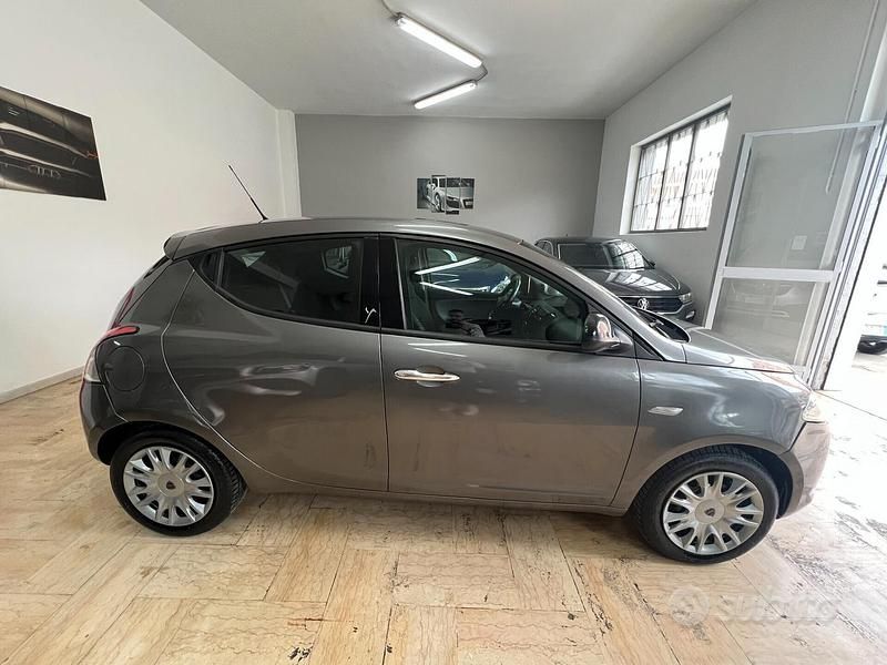 Usata Lancia Ypsilon Platinum 69 CV (50 kW) 2015 Grigio Utilitaria