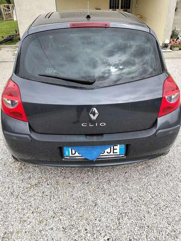 Usata Renault Clio II LE 75 CV (55 kW) 2008 Berlina