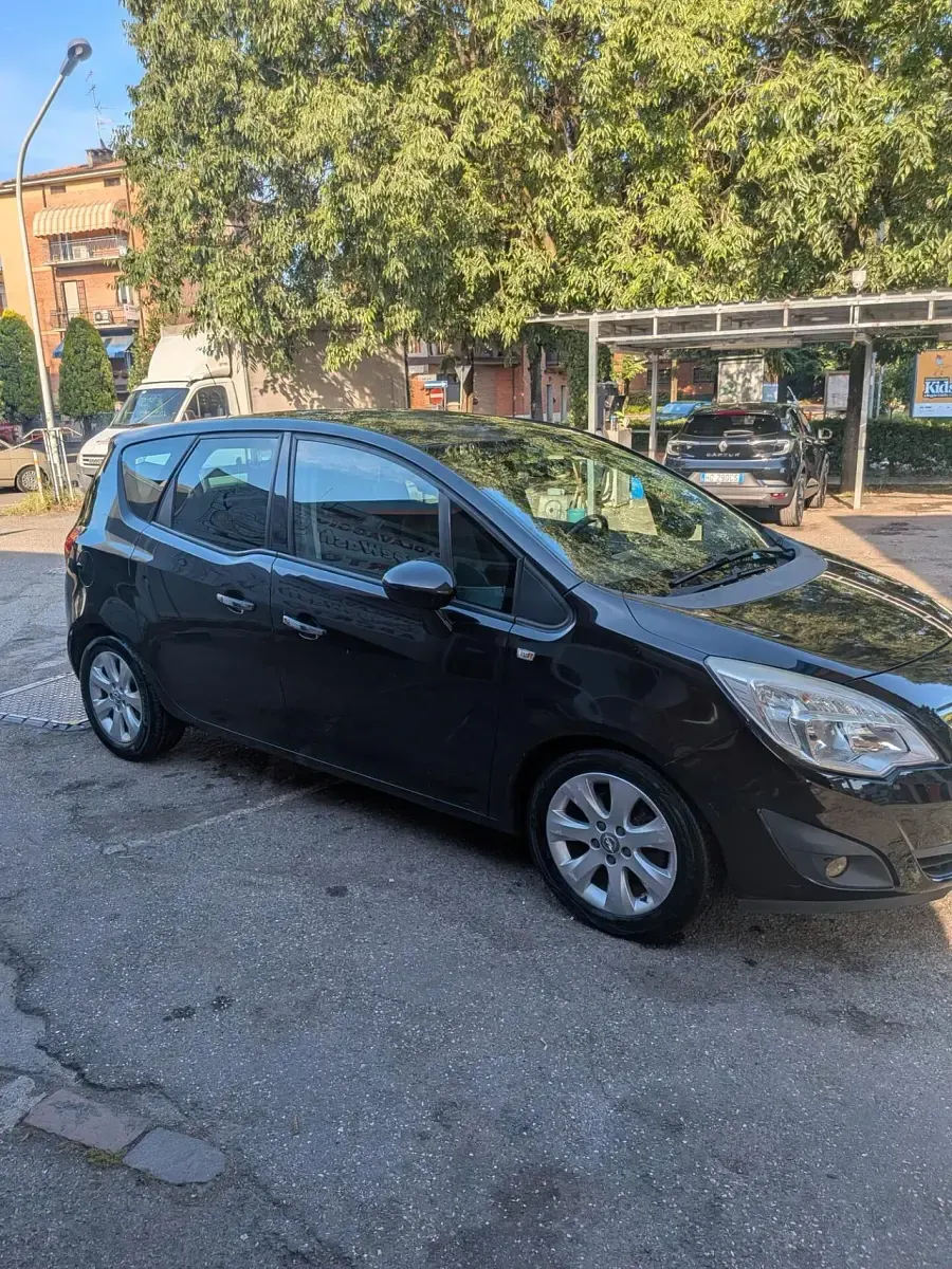 Usata Opel Meriva Cosmo 95 CV (69 kW) 2011 Nero Monovolume