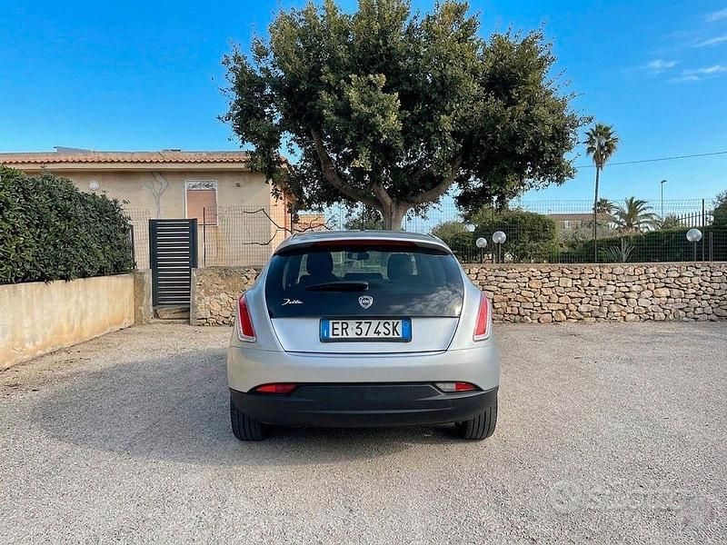 Usata Lancia Delta 120 CV (88 kW) 2013 Grigio Utilitaria